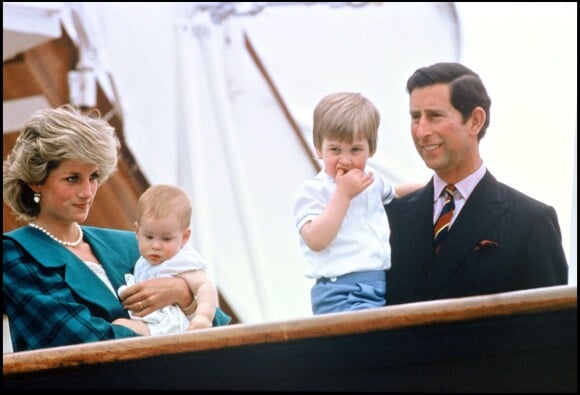 La princesse Diana et le prince Charles avec les princes Harry et William en 1985 à Venise.