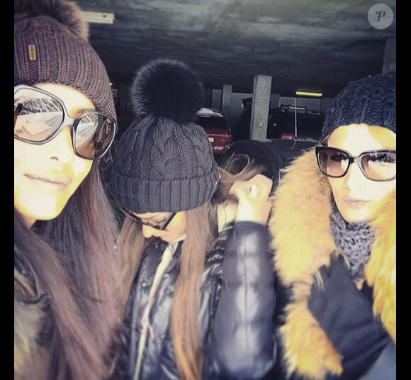 Emilie Nef Naf en vacances au ski avec ses amies Sidonie Biemont et Caroline Boutier. Janvier 2015.
