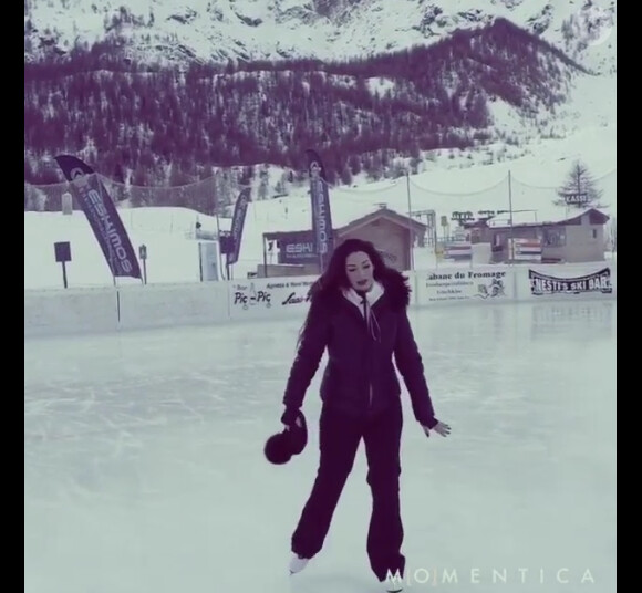 Emilie Nef Naf en vacances au ski montre ses talents de patineuse artistique. Janvier 2015.