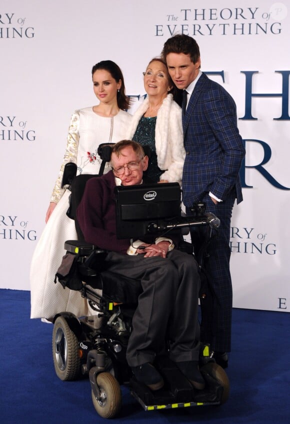 Lucy Hawking, Felicity Jones, Eddie Redmayne, Stephen Hawking - Première du film "The Theory of Everything" à Londres le 9 décembre 2014. 