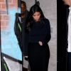 Kim Kardashian (et Kanye West) quitte un restaurant à Los Angeles, tout de noir vêtue et chaussée de sandales Saint Laurent. Le 16 janvier 2015.