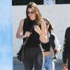 Kendall Jenner, tout de noir vêtue pour faire du shopping avec des amis à West Hollywood, porte un top sans manche, un jean 3x1 et des bottines Balenciaga. Des lunettes de soleil Ray-Ban, un sac Givenchy (modèle Pandora) et des bottines Balenciaga complètent son look. Le 17 janvier 2015.