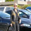 Laeticia Hallyday de sortie à Beverly Hills, porte un gilet à franges, un sac (modèle Nano Sac de Jour), une ceinture (modèle Western) et des bottines Saint Laurent. Le 16 janvier 2015.