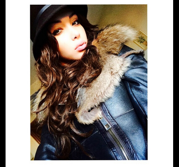 Nabilla a dévoilé une photo d'elle habillée de vêtements de luxe. Janvier 2015.