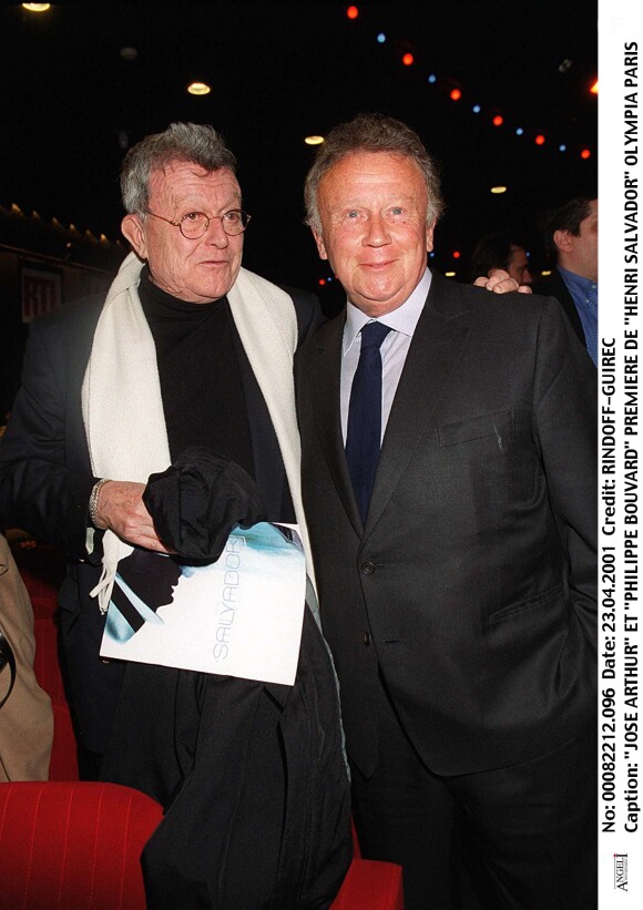 José Artur pose avec Philippe Bouvard en avril 2001 à Paris.