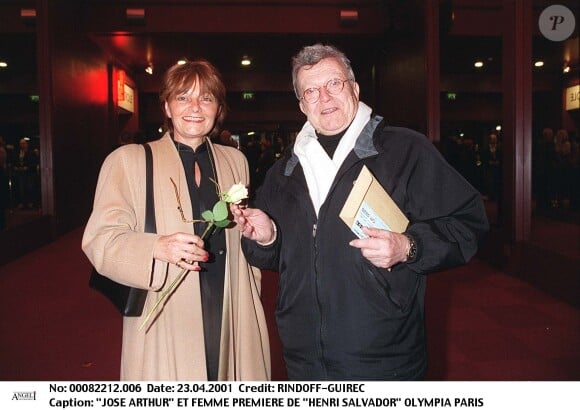 José Artur pose avec sa femme à Paris en avril 2001. 