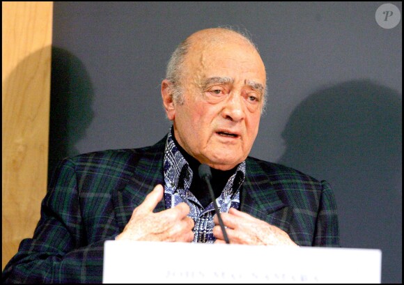 Mohamed Al Fayed en décembre 2006 lors d'une conférence de presse sur la mort de son fils Dodi et de Lady Di en 1997