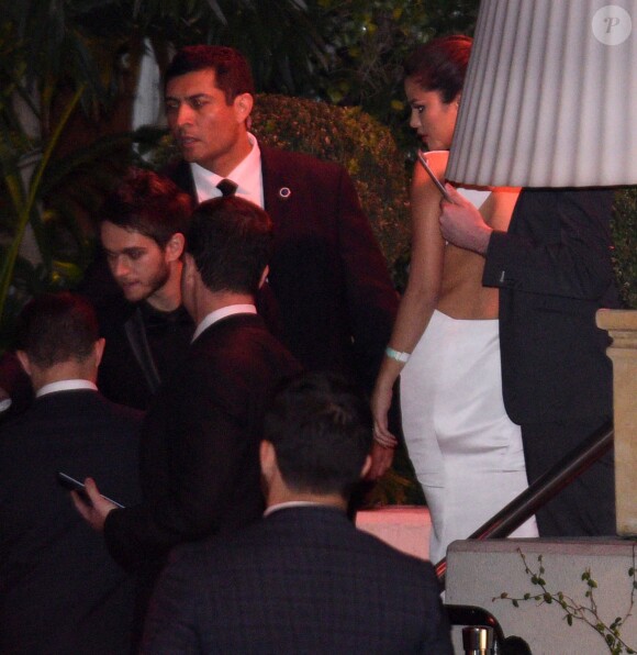 Selena Gomez et son nouvel amoureux le dj "Zedd" partage un taxi avec Jennifer Aniston et Justin Théroux en quittant la soirée qui a suivi la cérémonie des Golden Globes le 11 janvier 2015