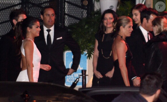 Selena Gomez et son nouvel amoureux le dj "Zedd" partage un taxi avec Jennifer Aniston et Justin Théroux en quittant la soirée qui a suivi la cérémonie des Golden Globes le 11 janvier 2015