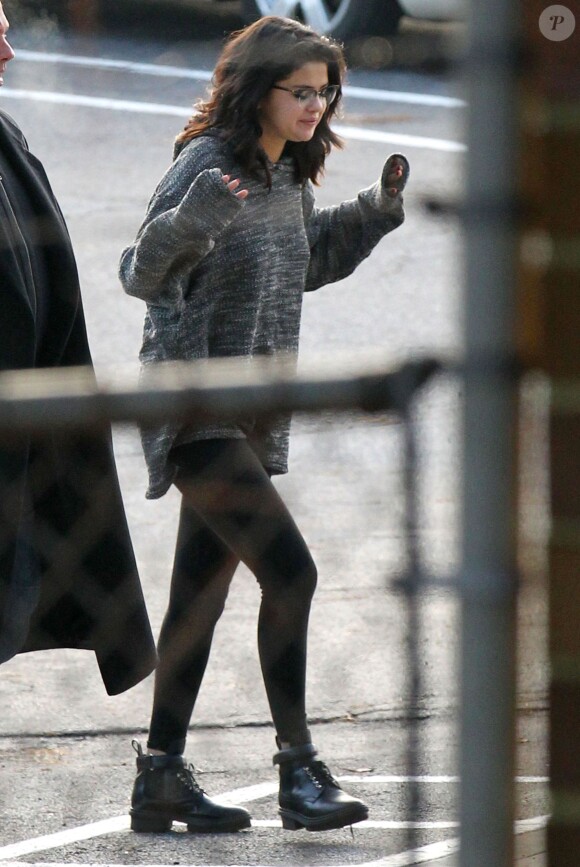 Exclusif - Selena Gomez, sans maquillage, arrive sur le tournage du film "The Revised Fundamentals of Caregiving" à Atlanta, le 17 et 18 janvier 2015. 
