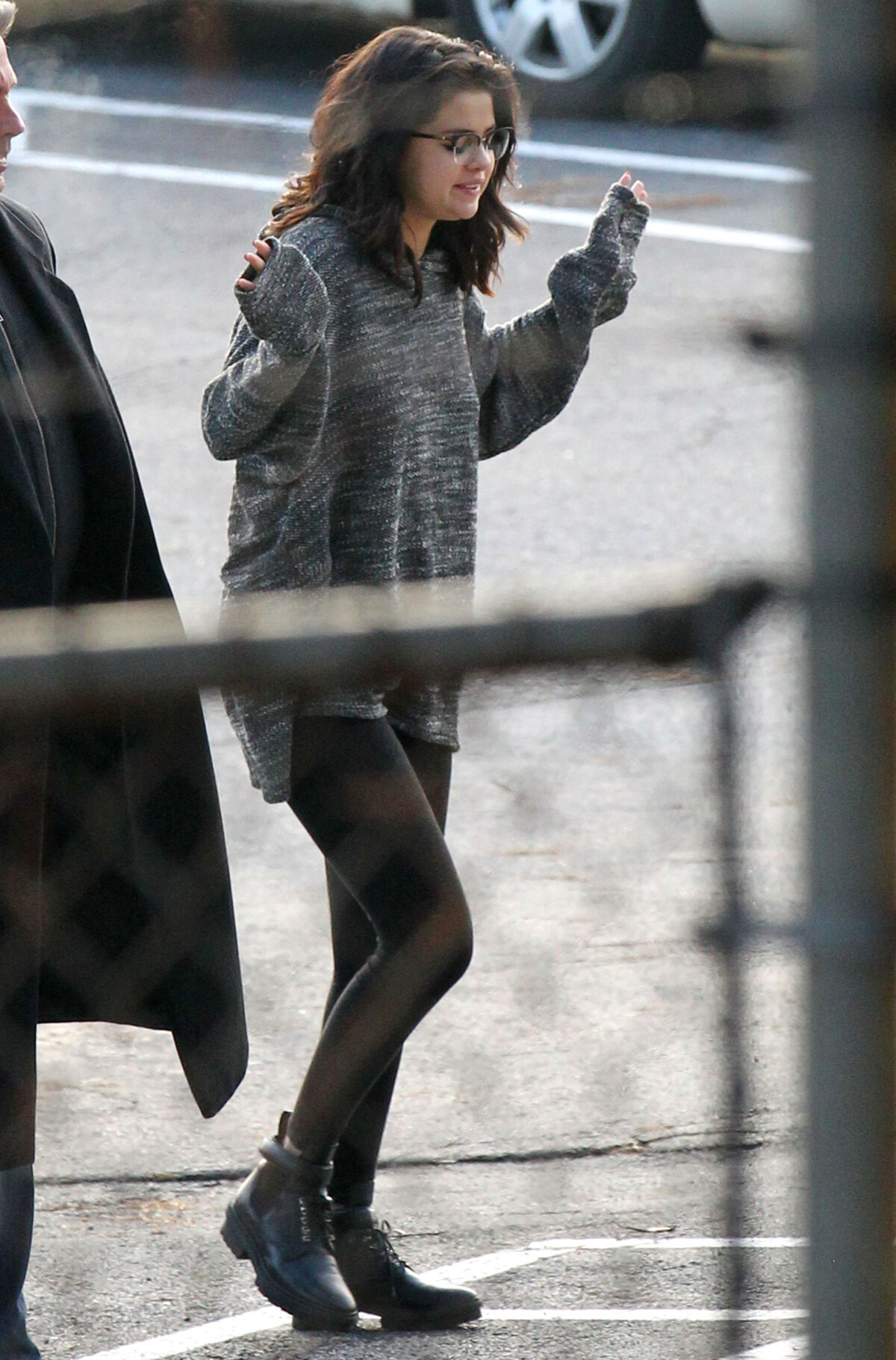 Vidéo Exclusif Selena Gomez, sans maquillage, arrive sur le tournage du film "The Revised