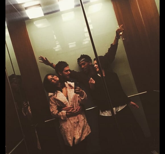 Le 24 janvier dernier Selena Gomez a posté une photo sur son compte Instagram où elle apparaît amoureusement installée dans les bras de son nouveau petit ami le dj Zedd.