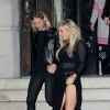 Ellie Goulding et son compagnon Dougie Poynter arrivent à la Chambre de commerce et d'industrie pour le défilé Atelier Versace haute couture printemps-été 2015 à Paris, le 25 janvier 2015.