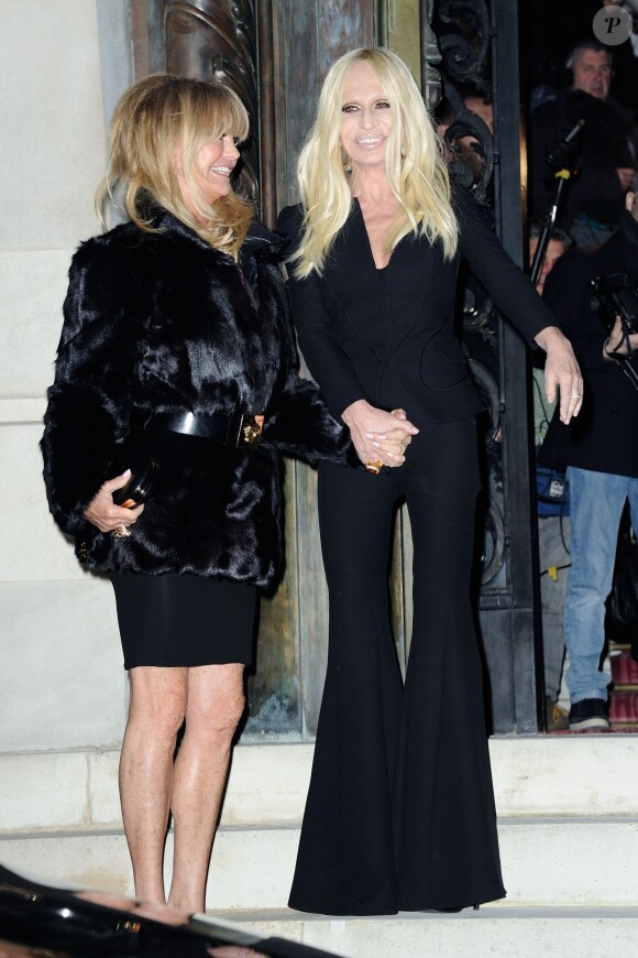 Goldie Hawn et Donatella Versace à la Chambre de commerce et d'industrie pourle  défilé Atelier Versace haute couture printemps-été 2015 à Paris, le 25 janvier 2015.