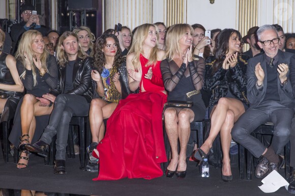 Ellie Goulding avec son compagnon Dougie Poynter, Sophie Lopez, Kate Hudson, Goldie Hawn et Michelle Rodriguez à la Chambre de commerce et d'industrie pour le défilé Atelier Versace haute couture printemps-été 2015 à Paris, le 25 janvier 2015.