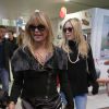 Goldie Hawn et sa fille Kate Hudson arrivent à l'aéroport de Roissy CDG à Paris, le 24 janvier 2015.