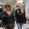 Goldie Hawn et sa fille Kate Hudson arrivent à l'aéroport de Roissy CDG à Paris, le 24 janvier 2015.
