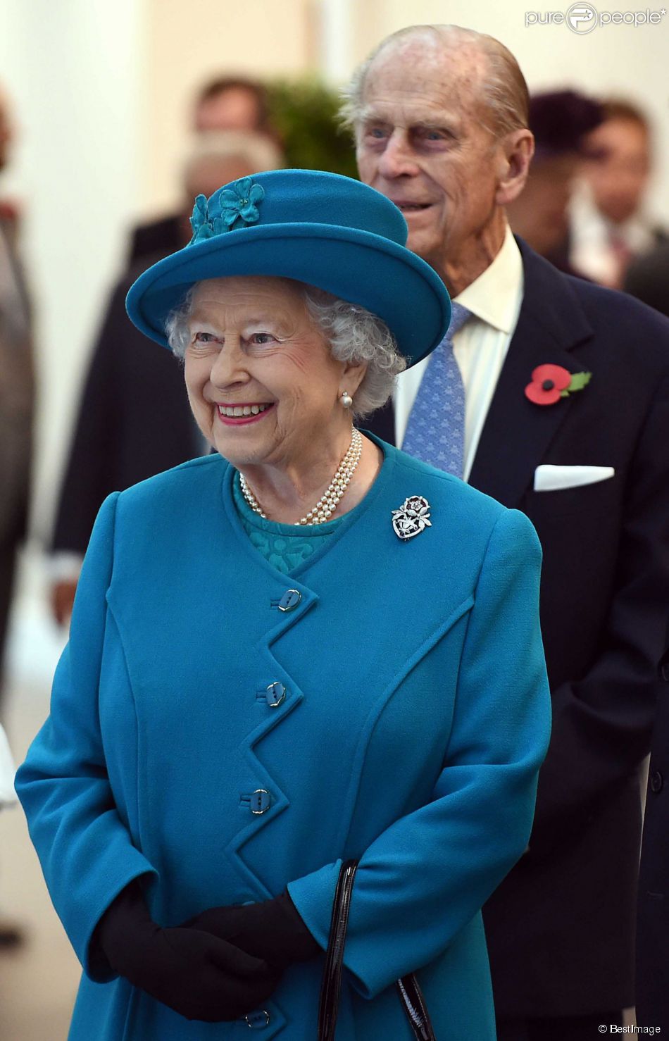 La reine Elizabeth II et son mari le prince Philip, duc d&#039;Edimbourg, lors d&#039;une visite de l&#039;usine Jaguar Land Rover à Wolverhampton, le 30 octobre 2014