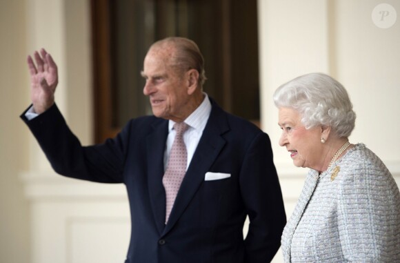 Le duc d'Edimbourg et la reine Elizabeth II le 23 octobre 2014 sur le perron de Buckingham Palace lors de la visite d'Etat du couple présidentiel de Singapour.