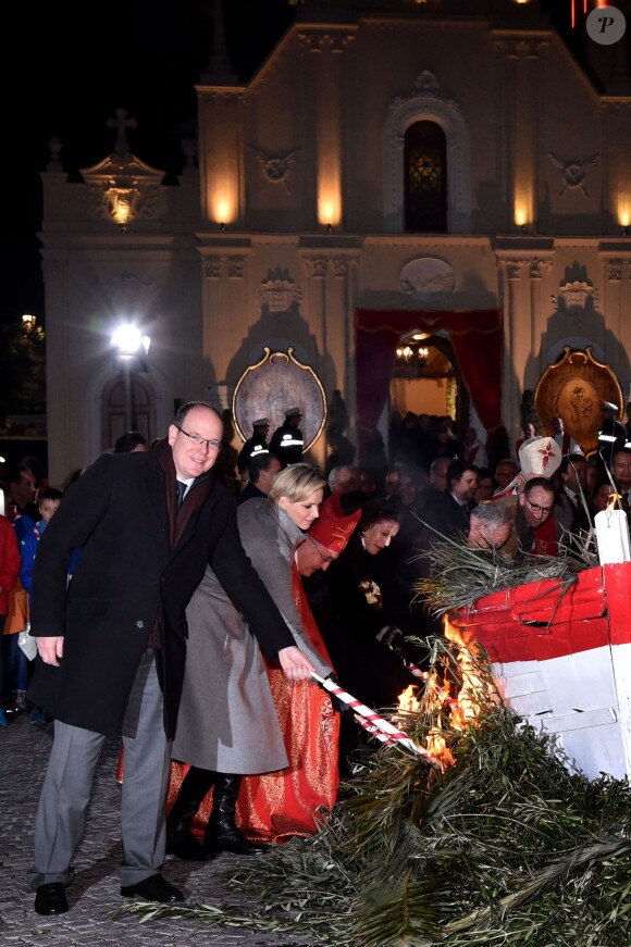 Le prince Albert II de Monaco et la princesse Charlene célébraient la Sainte Dévote, le 26 janvier 2015 sur le port Hercule. Ils ont embrasé ensemble la barque rappelant la légende de la martyre corse devenue sainte patronne de la principauté.