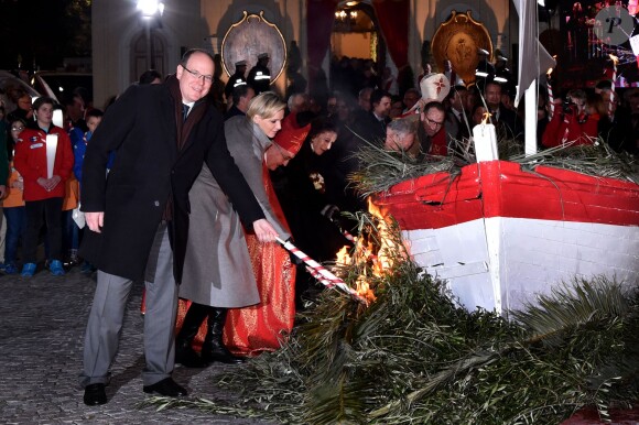 Le prince Albert II de Monaco et la princesse Charlene célébraient la Sainte Dévote, le 26 janvier 2015 sur le port Hercule. Ils ont embrasé ensemble la barque rappelant la légende de la martyre corse devenue sainte patronne de la principauté.