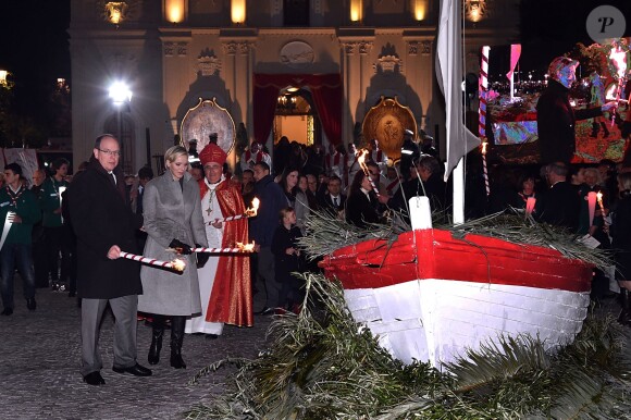 Le prince Albert II de Monaco et la princesse Charlene célébraient la Sainte Dévote, le 26 janvier 2015 sur le port Hercule. Ils ont embrasé ensemble la barque rappelant la légende de la martyre corse devenue sainte patronne de la principauté.