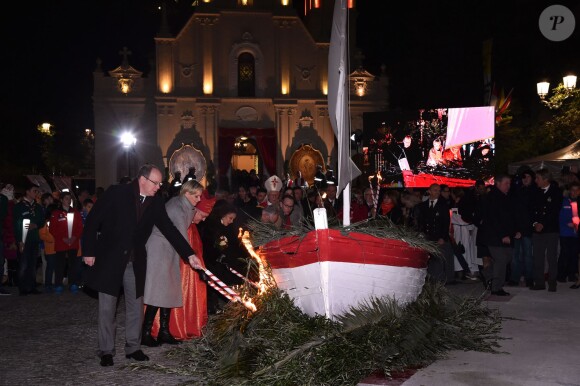 Le prince Albert II de Monaco et la princesse Charlene célébraient la Sainte Dévote, le 26 janvier 2015 sur le port Hercule. Ils ont embrasé ensemble la barque rappelant la légende de la martyre corse devenue sainte patronne de la principauté.