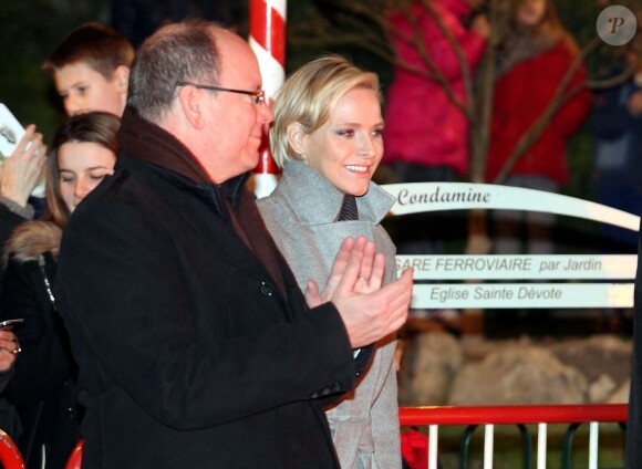 Le prince Albert II de Monaco et la princesse Charlene ont pris part aux traditionnelles célébrations de Sainte Dévote, le 26 janvier 2015 sur le port Hercule. Ils ont embrasé ensemble la barque rappelant la légende de la martyre corse devenue sainte patronne de la principauté.