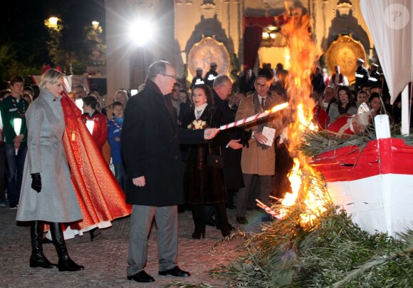 Le prince Albert II de Monaco et la princesse Charlene ont pris part aux traditionnelles célébrations de Sainte Dévote, le 26 janvier 2015 sur le port Hercule. Ils ont embrasé ensemble la barque rappelant la légende de la martyre corse devenue sainte patronne de la principauté.