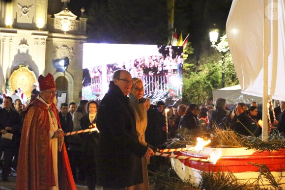 Le prince Albert II de Monaco et la princesse Charlene ont pris part aux traditionnelles célébrations de Sainte Dévote, le 26 janvier 2015 sur le port Hercule. Ils ont embrasé ensemble la barque rappelant la légende de la martyre corse devenue sainte patronne de la principauté.