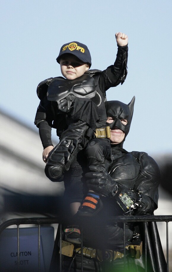 Batkid alias Miles Scott (5 ans), atteint d'une leucémie, applaudi à San Francisco, le 15 novembre 2013.