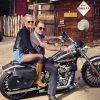 Laeticia et Johnny Hallyday en Harley Davidson - Dimanche en famille à Malibu, le 25 janvier 2015.