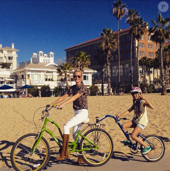Laeticia Hallyday et Joy - Balade en famille à vélo à Santa Monica, le samedi 24 janvier 2015.