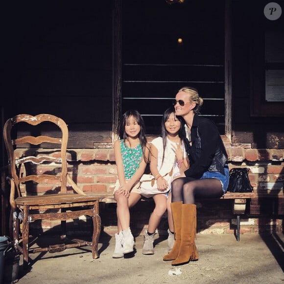 Laeticia Hallyday avec Jade et Joy - Dimanche en famille à Malibu, le 25 janvier 2015.