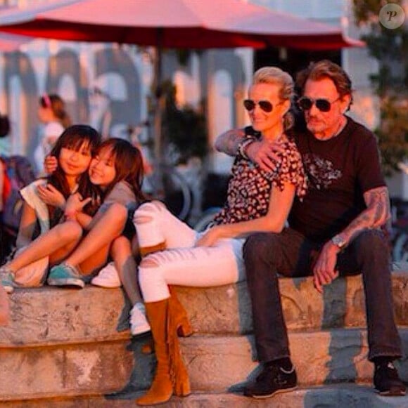 Laeticia et Johnny Hallyday avec leurs filles, Jade et Joy - Balade en famille à vélo à Santa Monica, le samedi 24 janvier 2015.