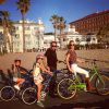 Johnny et Laeticia Hallyday avec Jade et Joy - Balade à vélo à Santa Monica, le samedi 24 janvier 2015.