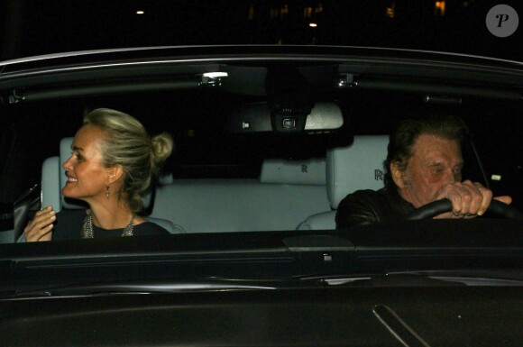 Johnny Hallyday et sa femme Laeticia dans leur voiture après avoir dîné avec Christian Audigier et sa fiancée Nathalie Sorensen au restaurant Mr Chow à Los Angeles le 23 janvier 2015.