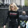 Madonna portant un T-shirt de la marque Smet à la sortie de son cours de gymnastique à Londres, le 10 avril 2008.