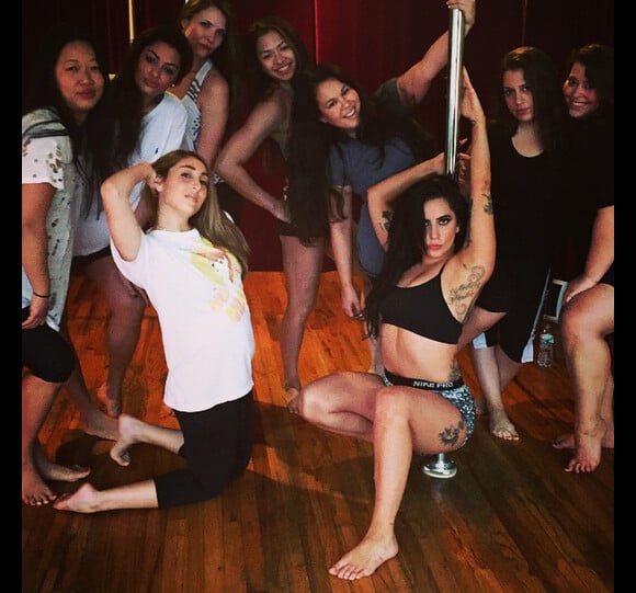 Lady Gaga et ses copines se sont illustrées lors d'une séance de pole dance pour l'enterrement de vie de jeune fille d'une copine de lycée : le 24 janvier 2015