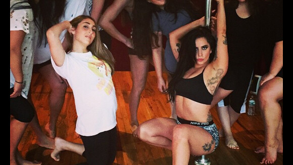 L'incroyable week-end de Lady Gaga : Pole dance, strip-teaseur et yoga dénudé !