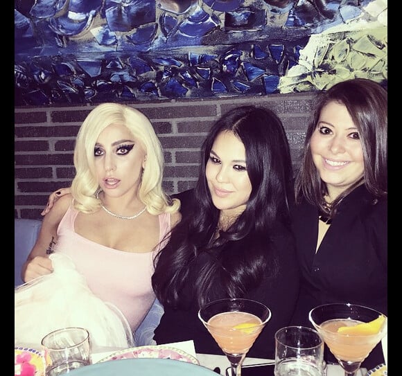 Lady Gaga dîne au restaurant avec des amies pour l'enterrement de vie de jeune fille d'une copine de lycée : le 24 janvier 2015