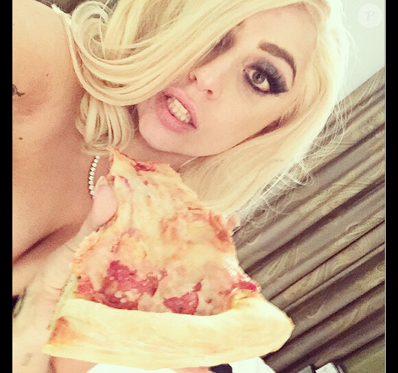 Lady Gaga lors de l'enterrement de vie de jeune fille d'une copine de lycée déguste une part de pizza : le 25 janvier 2015 à l'aube.