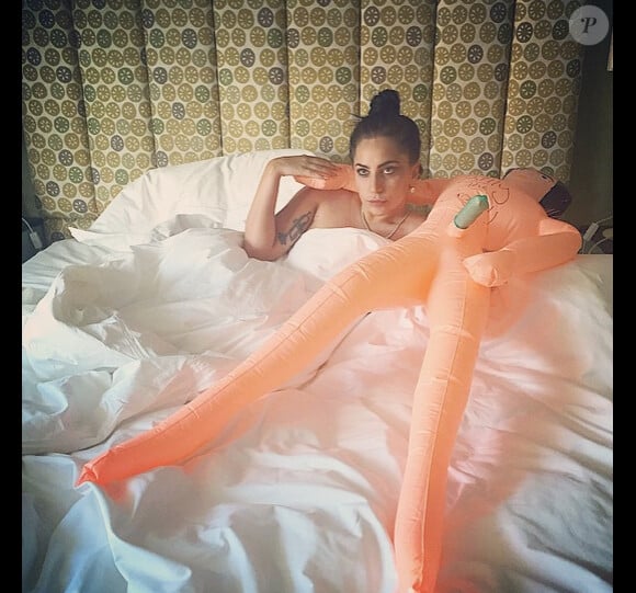 Lady Gaga se réveille dans sa chambre d'hôtel après une soirée pour l'enterrement de vie de jeune fille d'une copine de lycée : le 25 janvier 2015 au matin.