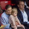 La princesse Victoria de Suède, son mari le prince Daniel et leur fillette, la princesse Estelle de Suède, assistent aux championnats d'Europe de patinage artistique à l'Ericsson Globe Arena de Stockholm, le 28 janvier 2015.