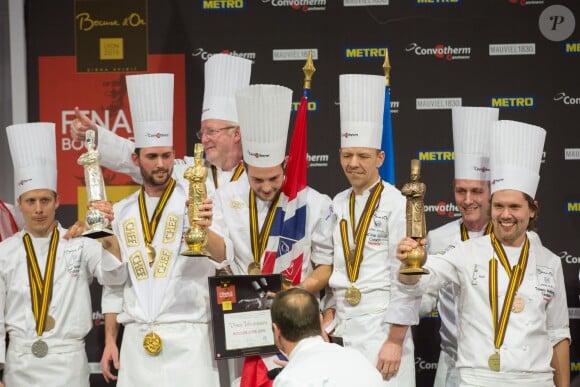 L'équipe suédoise reçoit le Bocuse d'or lors du concours du Bocuse d'or pendant le Salon international de la restauration, de l'hôtellerie et de l'alimentation (Sirha) à Lyon, le 28 janvier 2015.