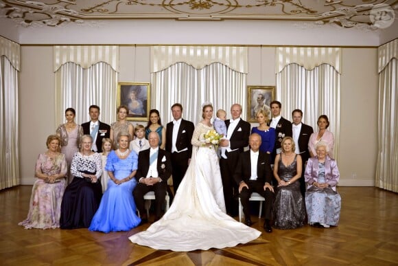 Photo de groupe au mariage religieux de la princesse Nathalie de Sayn-Wittgenstein-Berleburg et Alexander Johannsmann , à Bad Berleburg, le 18 juin 2011.