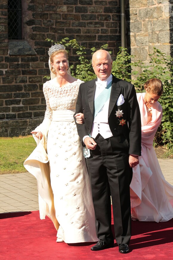 La princesse Nathalie de Sayn-Wittgenstein-Berleburg avec son père le prince Richard lors de son mariage religieux avec Alexander Johannsmann à Bad Berleburg, le 18 juin 2011.
