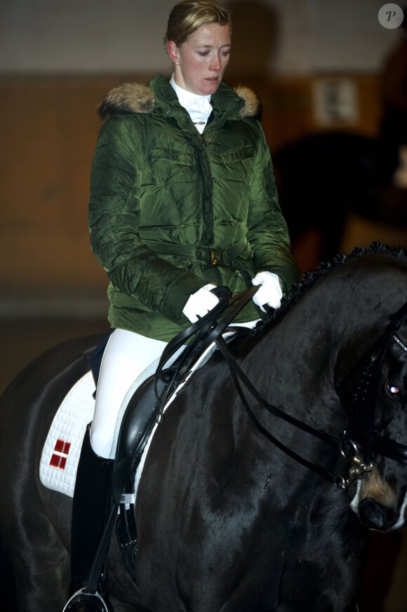 La princesse Nathalie de Sayn-Wittgenstein-Berleburg s'entraîne avant son passage au Flyinge, un centre d'élevage de chevaux très ancien, à Flyinge le 4 novembre 2009.