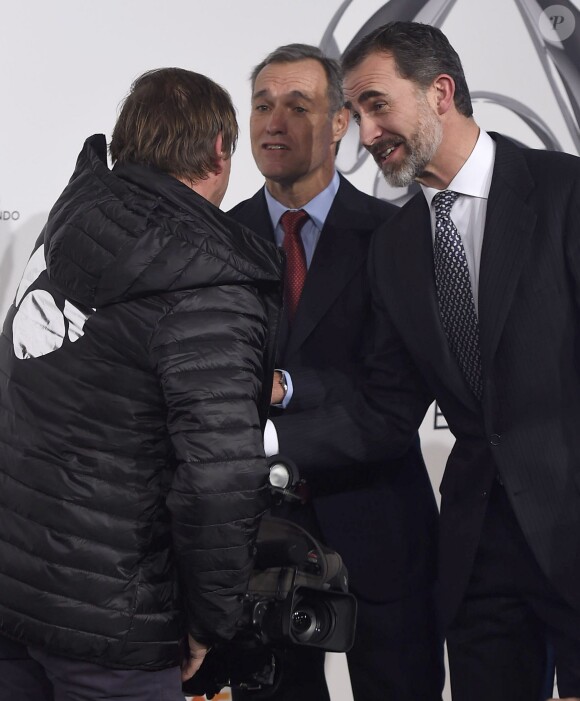 Le roi Felipe a aidé un photographe de presse qui avait chuté à se relever, sous les yeux de la reine Letizia... Le couple royal prenait part le 29 janvier 2015 à une réception organisée au palais de Cibeles, à Madrid, pour les 25 ans de la chaîne Antena 3.