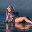 Le mannequin Kerrie McMahon en plein shooting pour 138 Water sur une plage de Malibu. Le 26 janvier 2015.